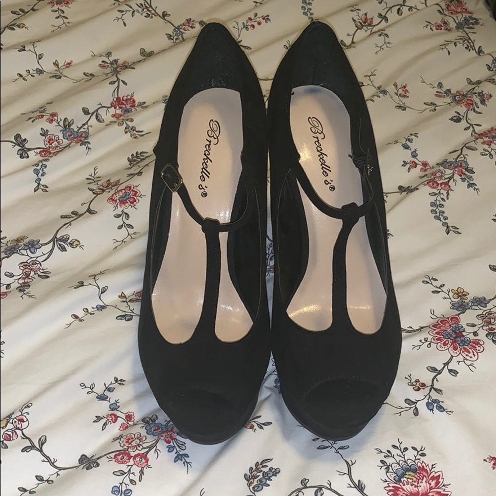 🔴SOLD🔴　Super cute peep toe platforms